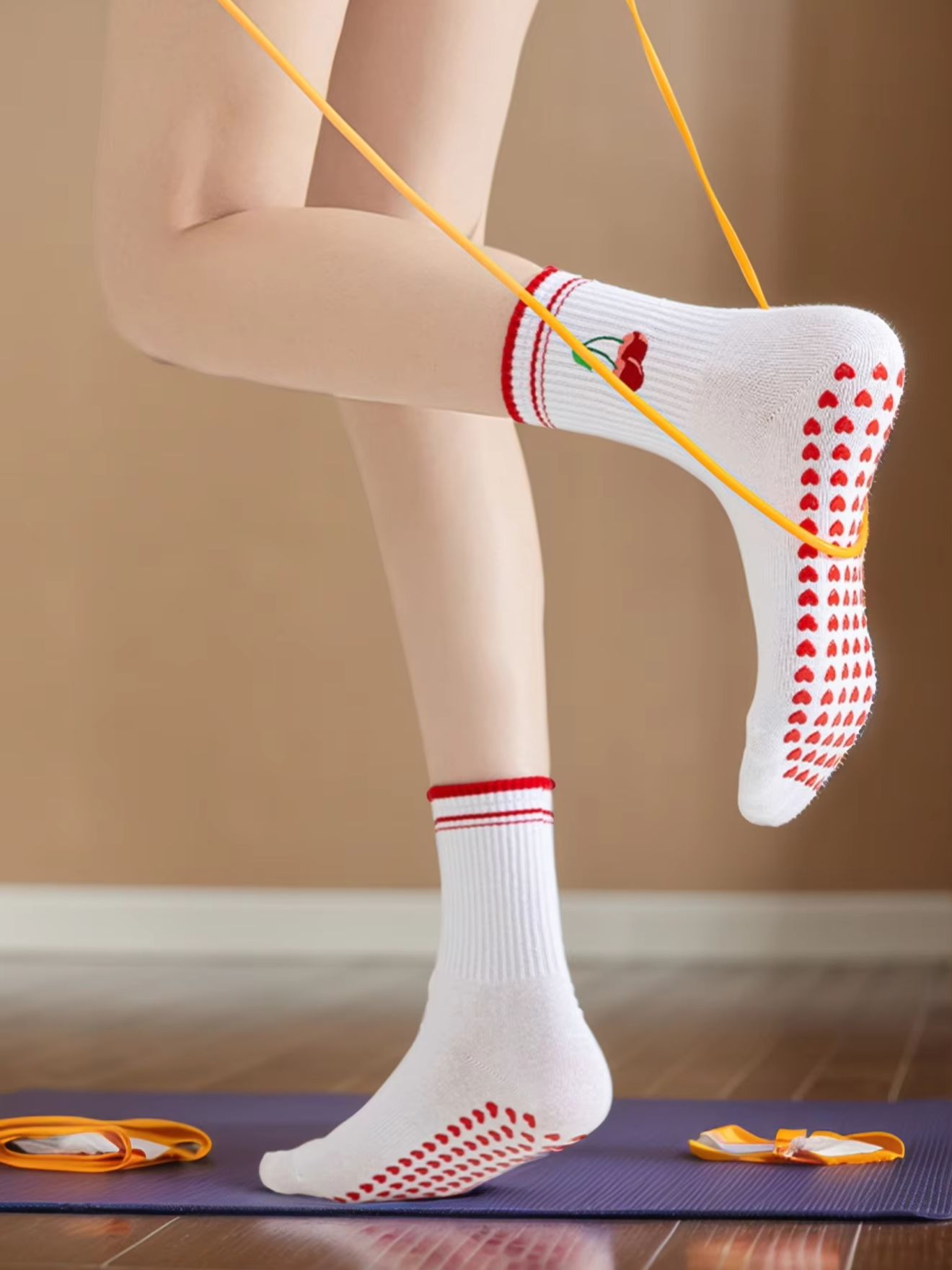Yoga & Fitness Classes By Niharika Zirakpur Reviews - 1 paire de chaussettes de yoga